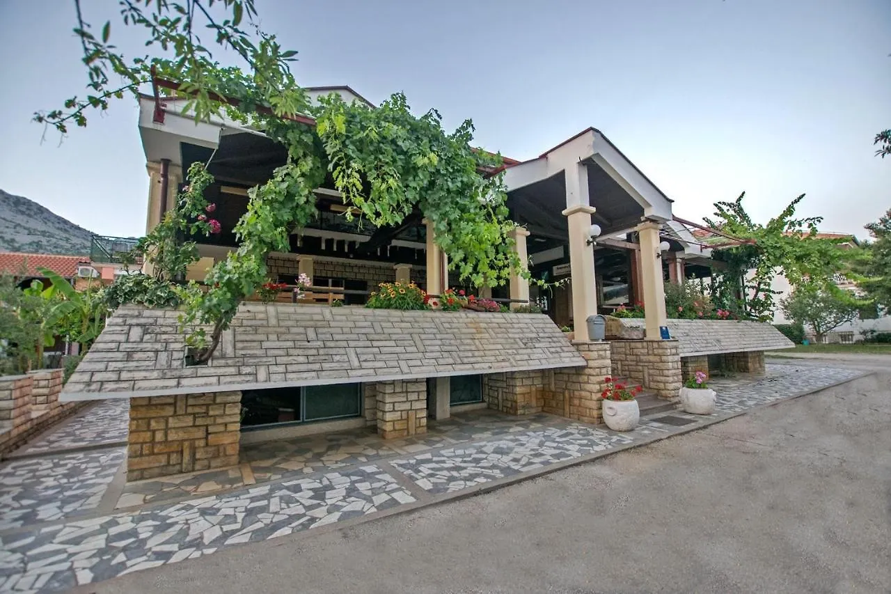 Apartments And Rooms With Parking Space Starigrad, Paklenica - 18034 Guest house Starigrad Paklenica