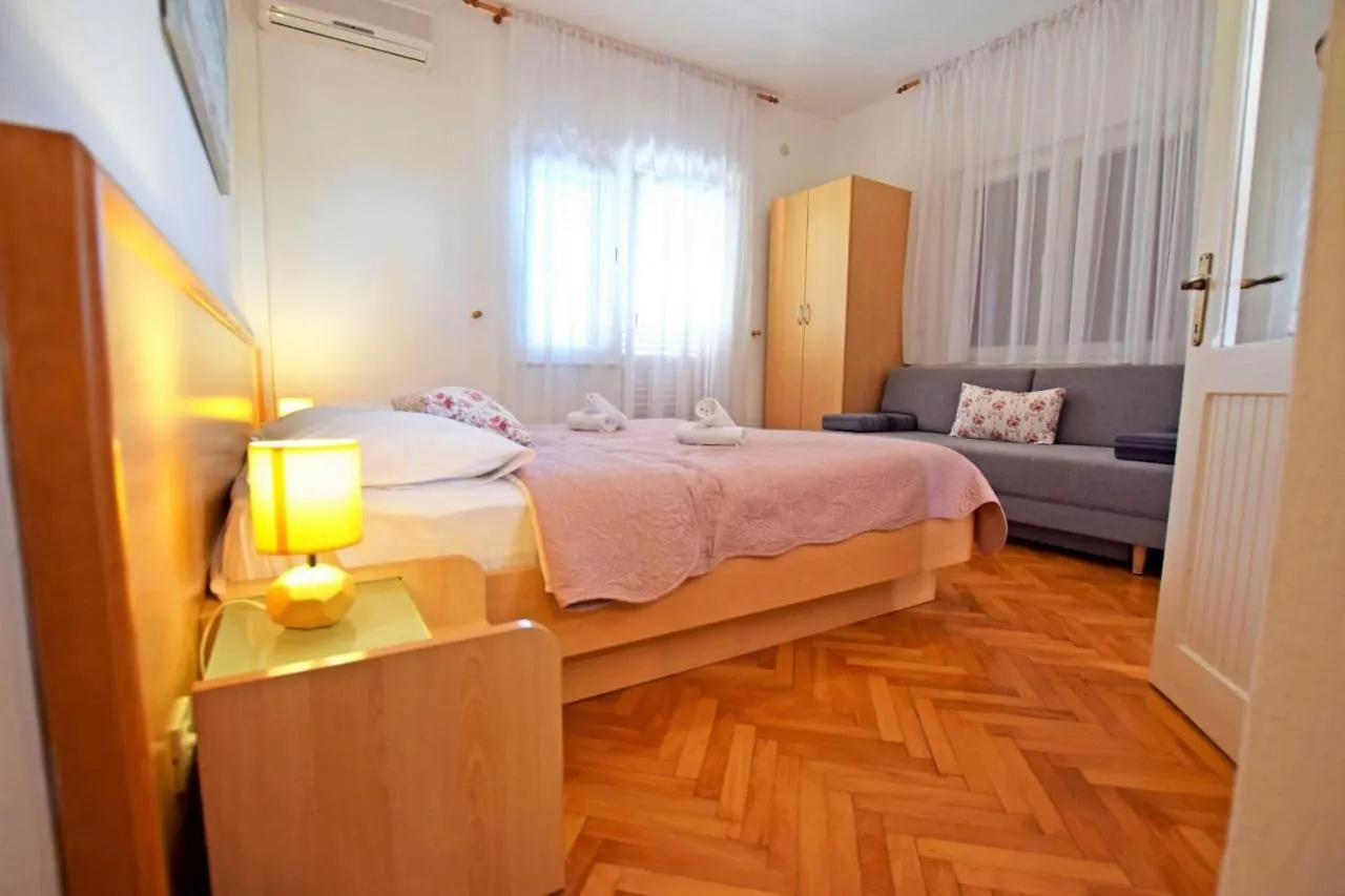 Guest house Apartments And Rooms With Parking Space Starigrad, Paklenica - 18034