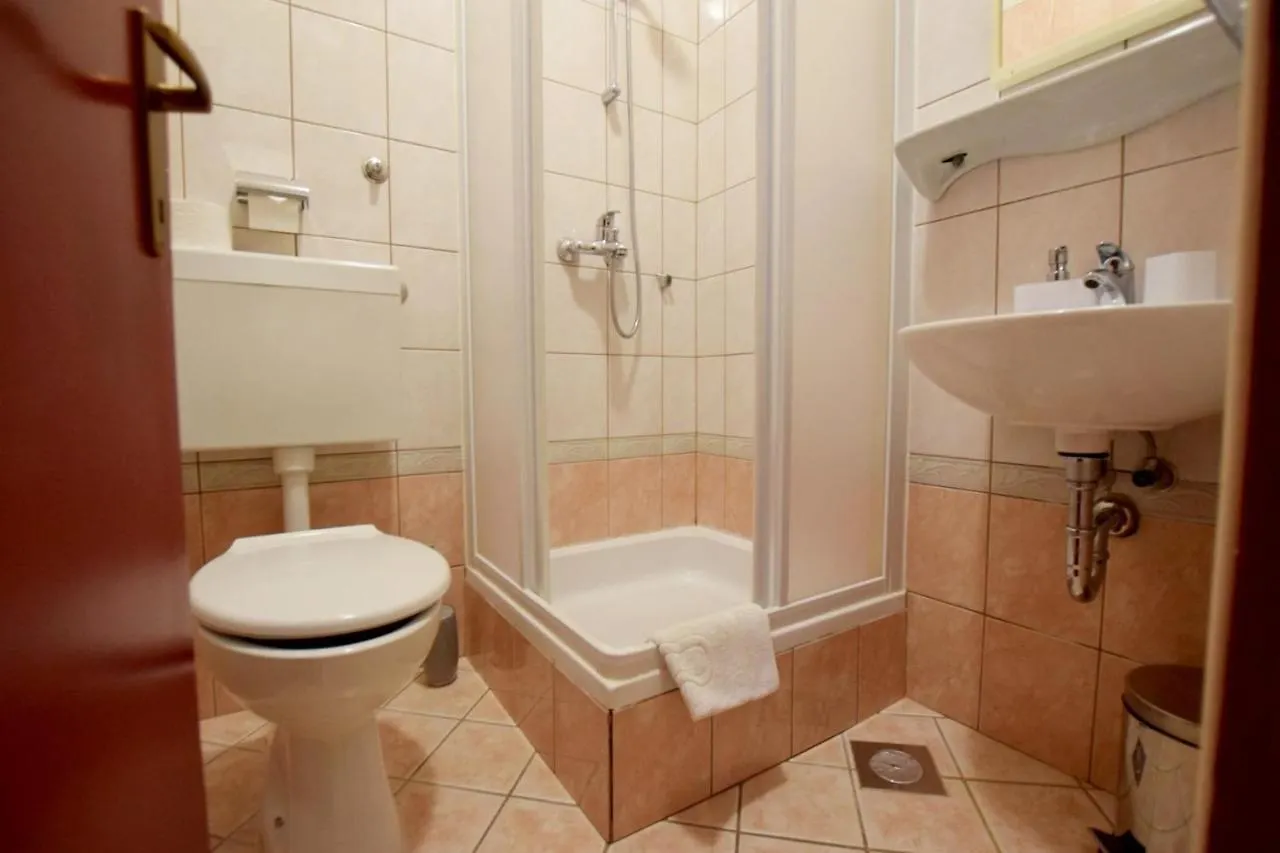 Apartments And Rooms With Parking Space Starigrad, Paklenica - 18034