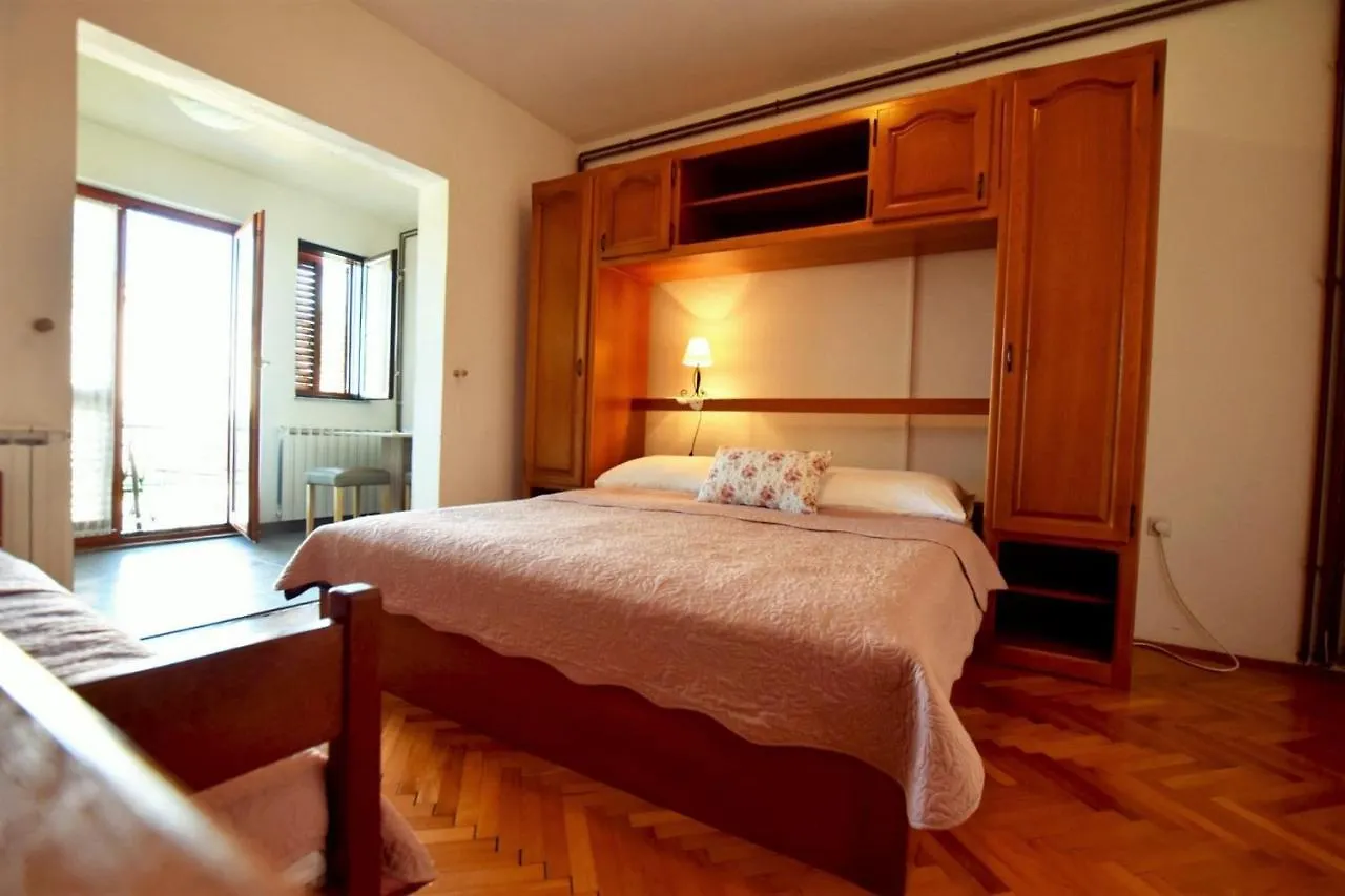 Apartments And Rooms With Parking Space Starigrad, Paklenica - 18034 Guest house