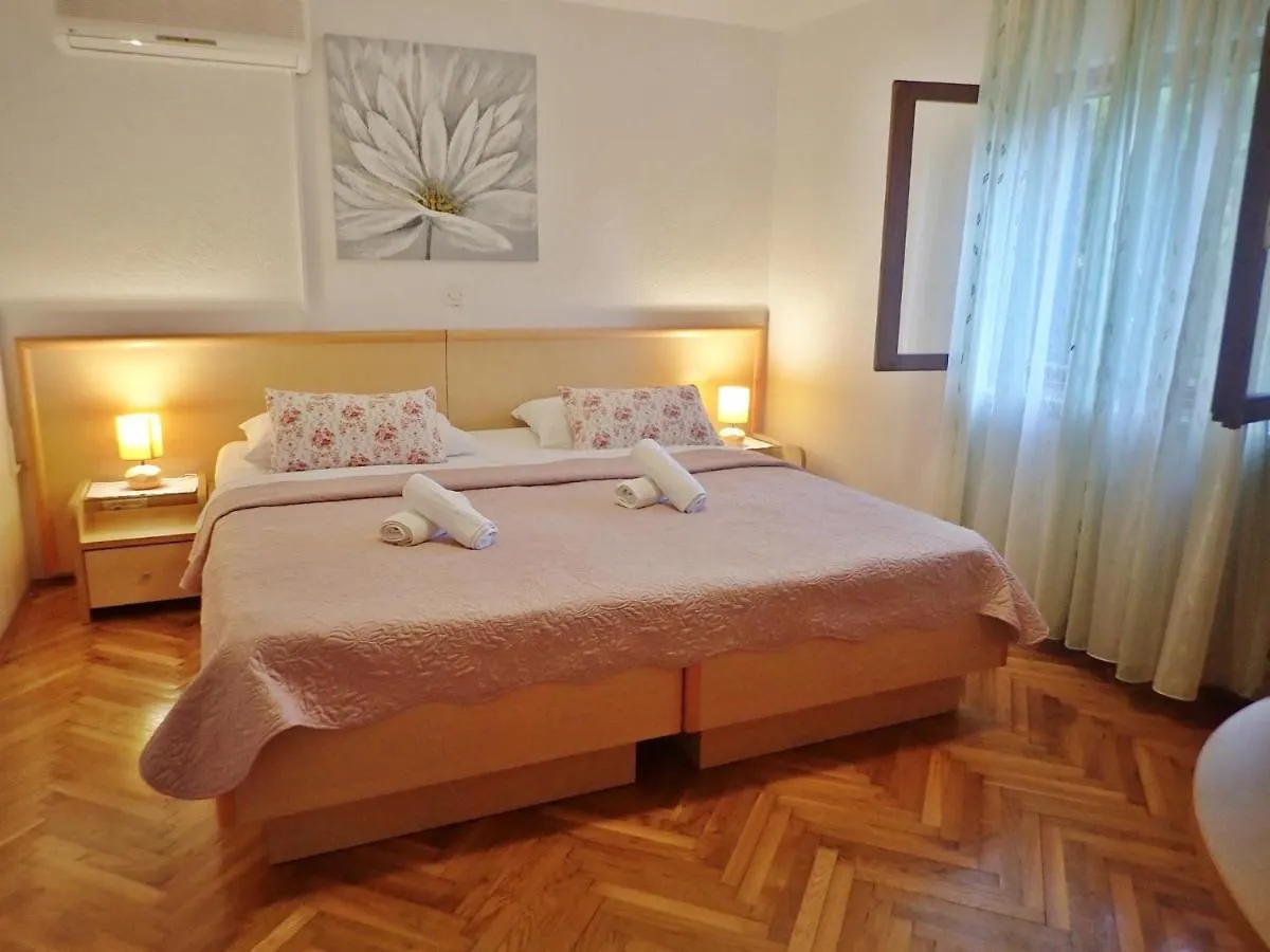 Apartments And Rooms With Parking Space Starigrad, Paklenica - 18034