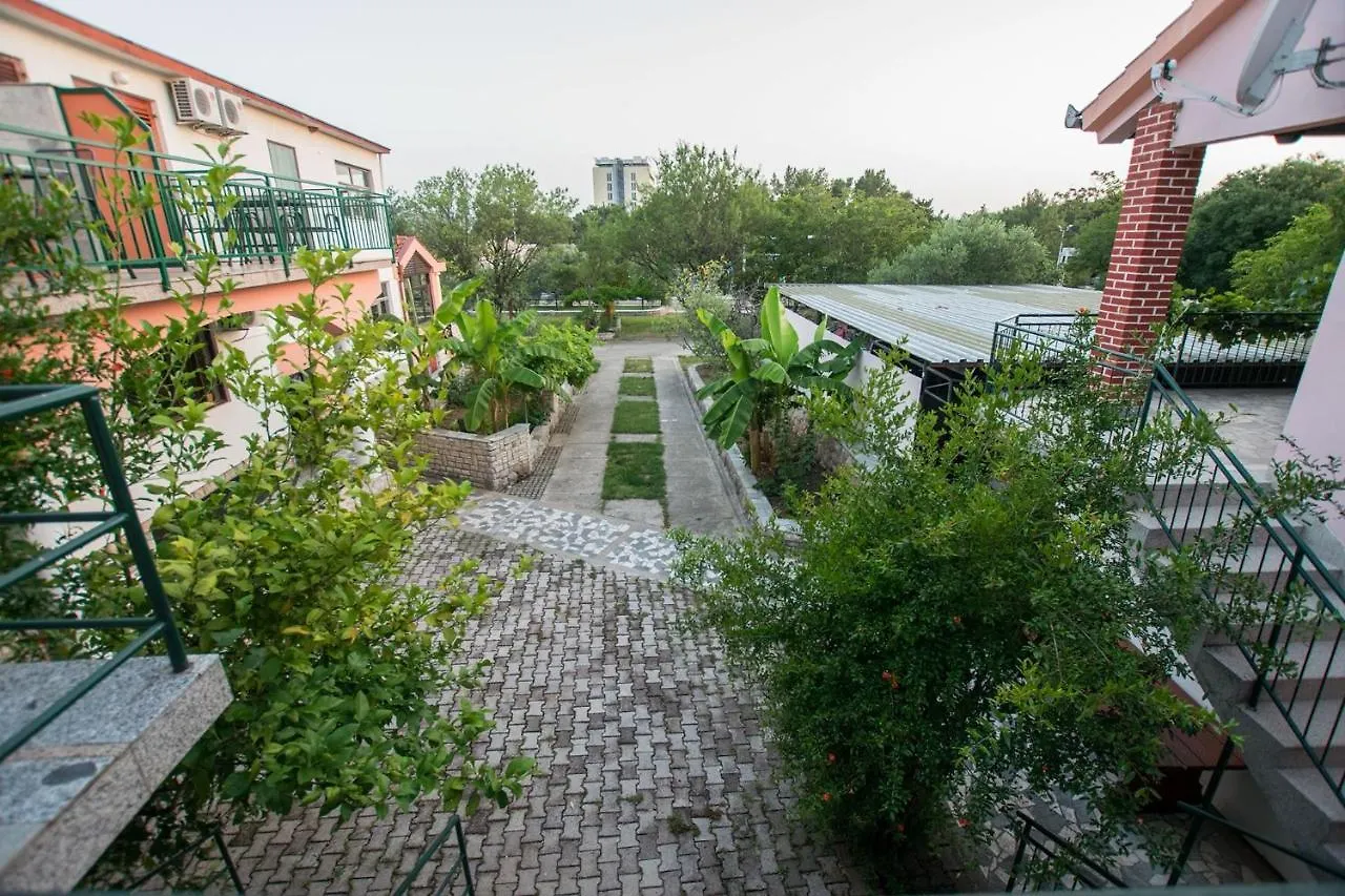 Guest house Apartments And Rooms With Parking Space Starigrad, Paklenica - 18034
