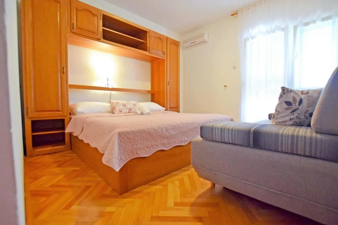 Guest house Apartments And Rooms With Parking Space Starigrad, Paklenica - 18034