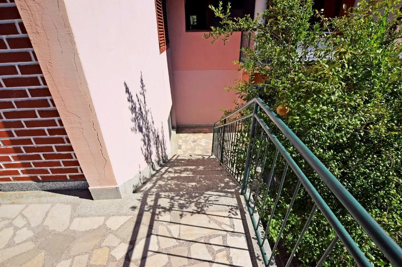 Apartments And Rooms With Parking Space Starigrad, Paklenica - 18034