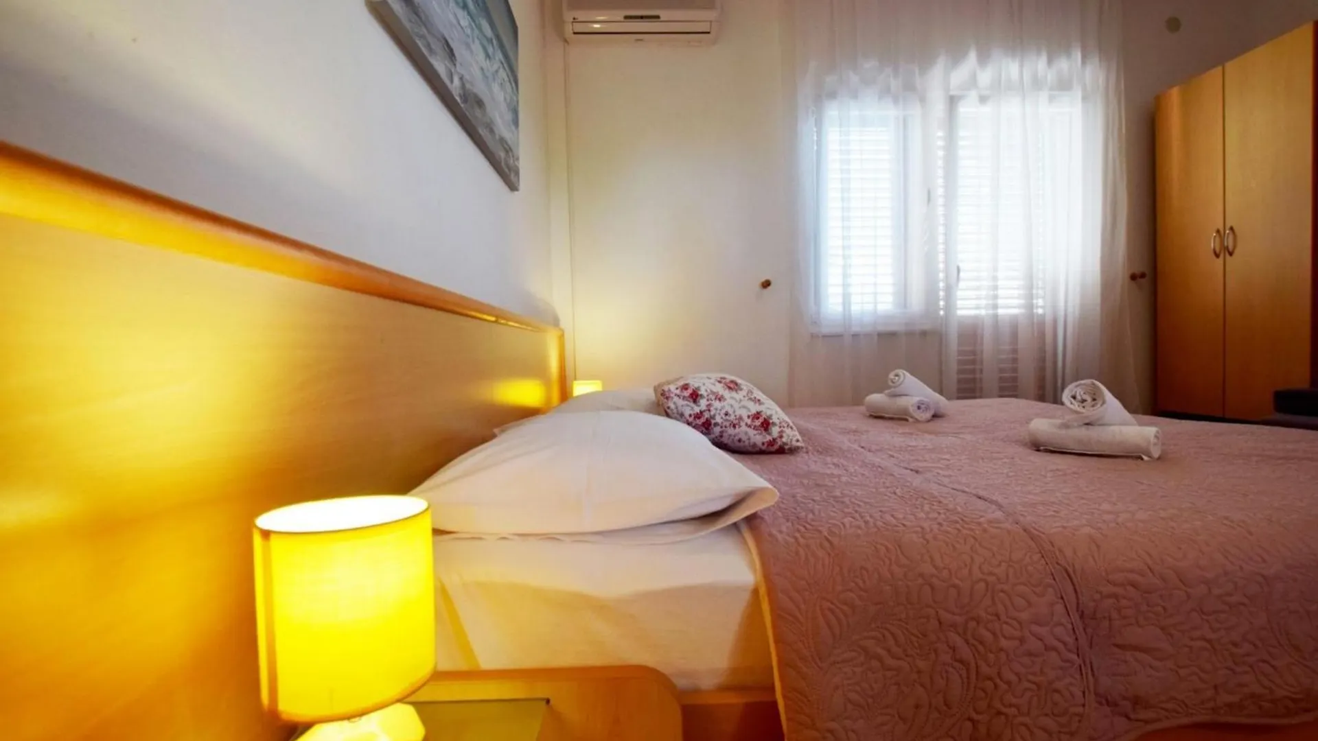 Apartments And Rooms With Parking Space Starigrad, Paklenica - 18034