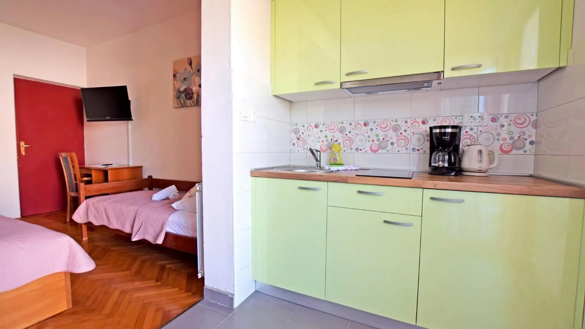 Guest house Apartments And Rooms With Parking Space Starigrad, Paklenica - 18034
