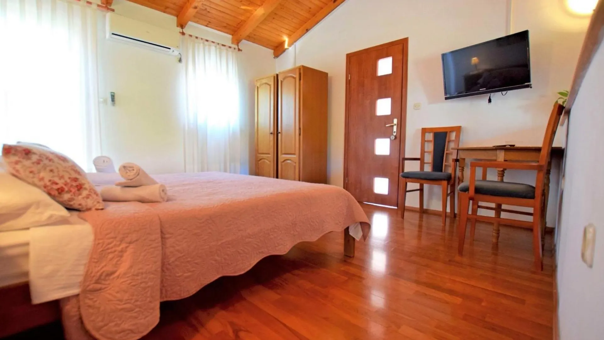 Guest house Apartments And Rooms With Parking Space Starigrad, Paklenica - 18034