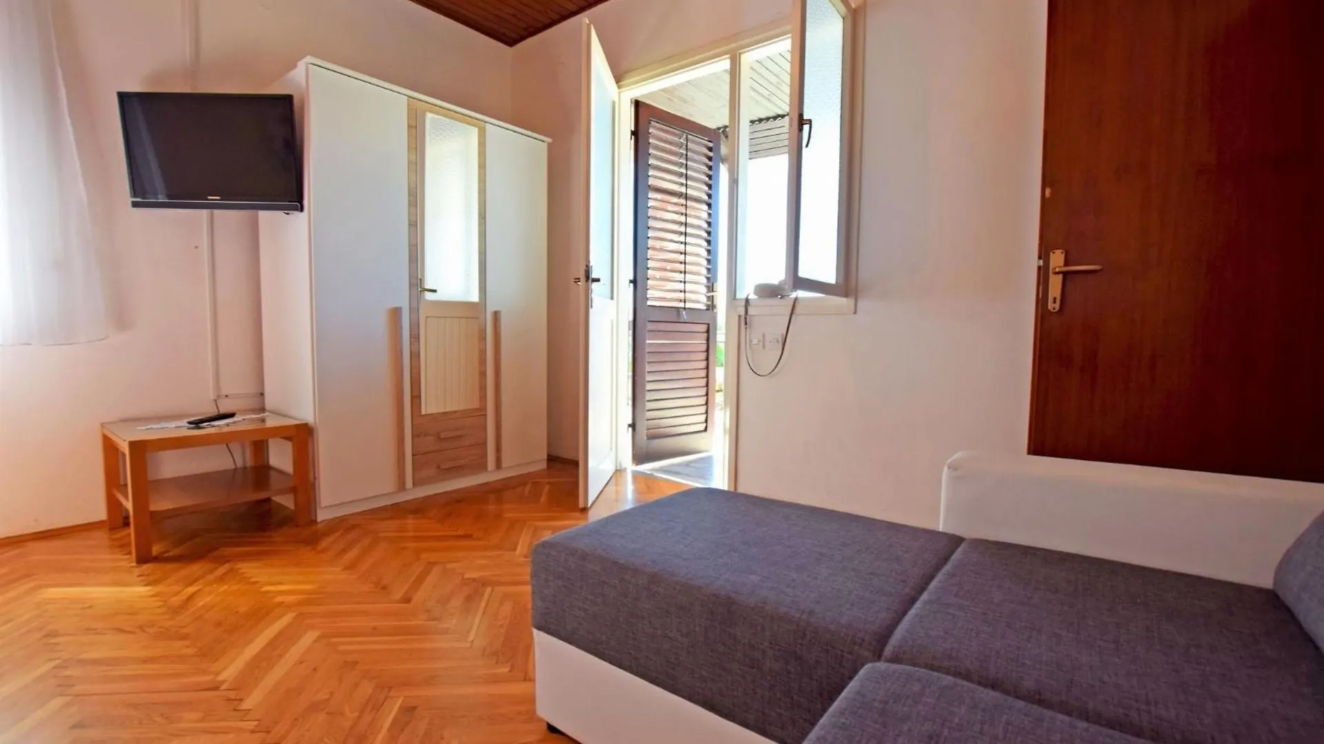 *** Guest house Apartments And Rooms With Parking Space Starigrad, Paklenica - 18034 Croatia