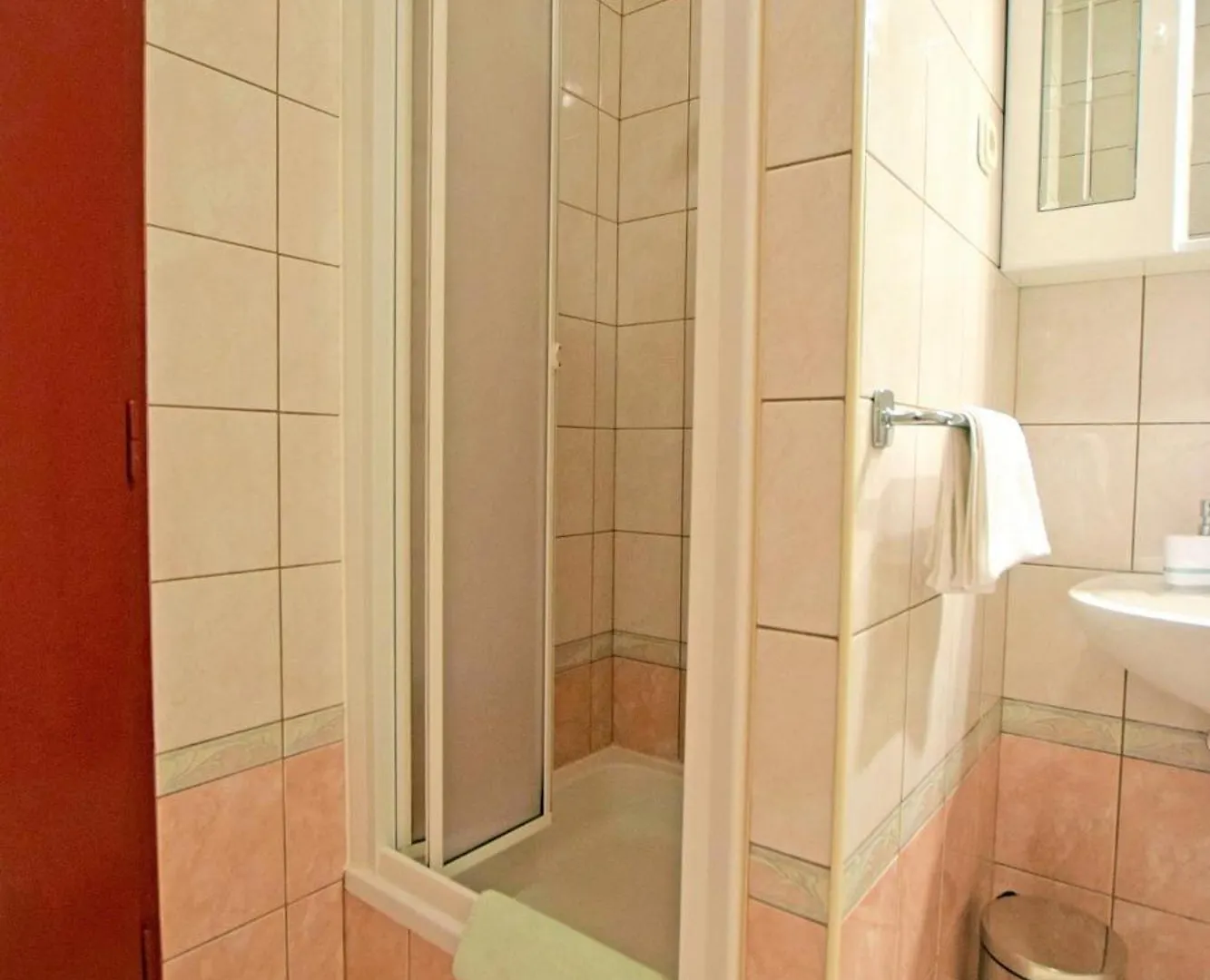 Apartments And Rooms With Parking Space Starigrad, Paklenica - 18034 Guest house