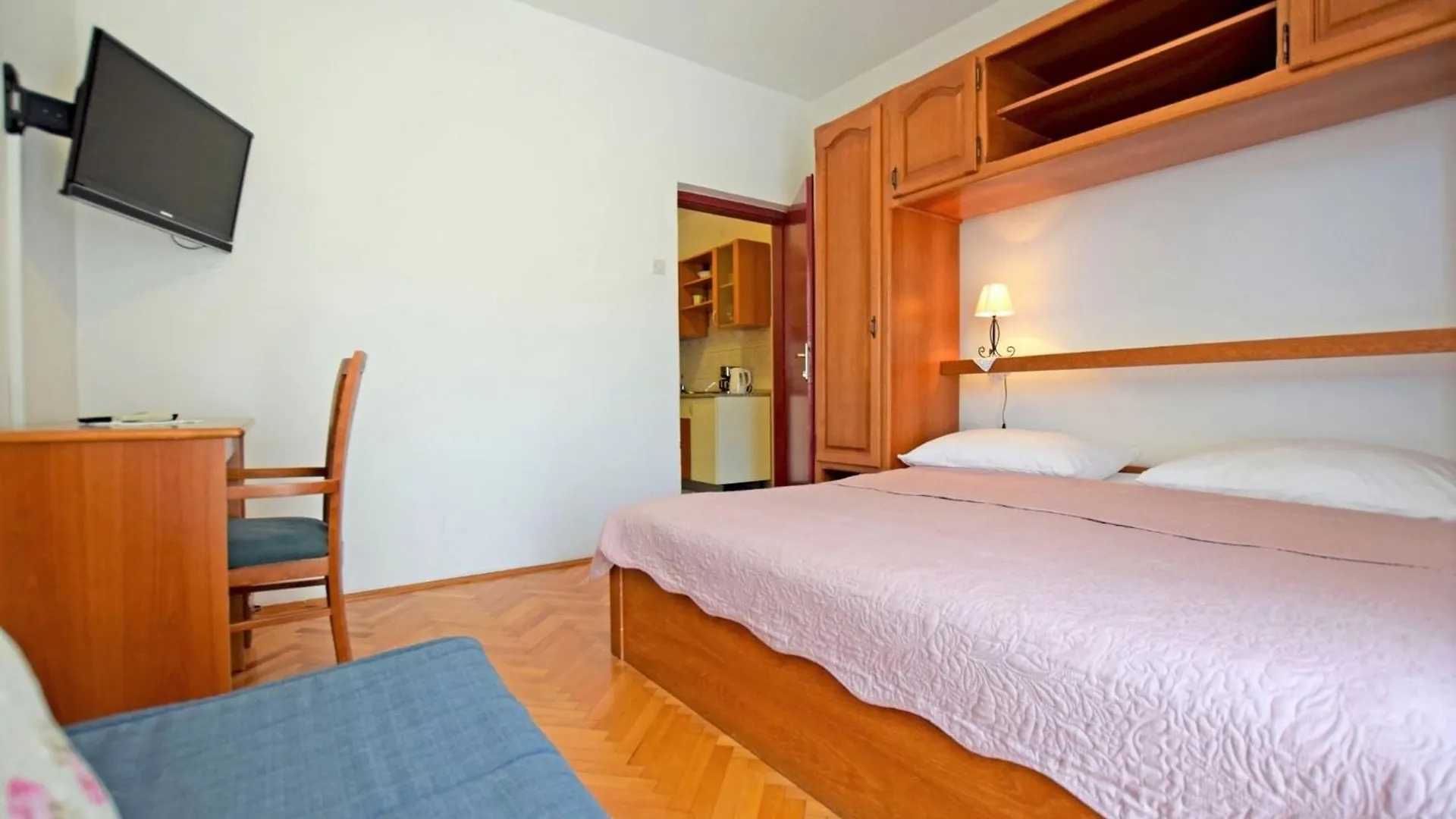 *** Guest house Apartments And Rooms With Parking Space Starigrad, Paklenica - 18034 Croatia